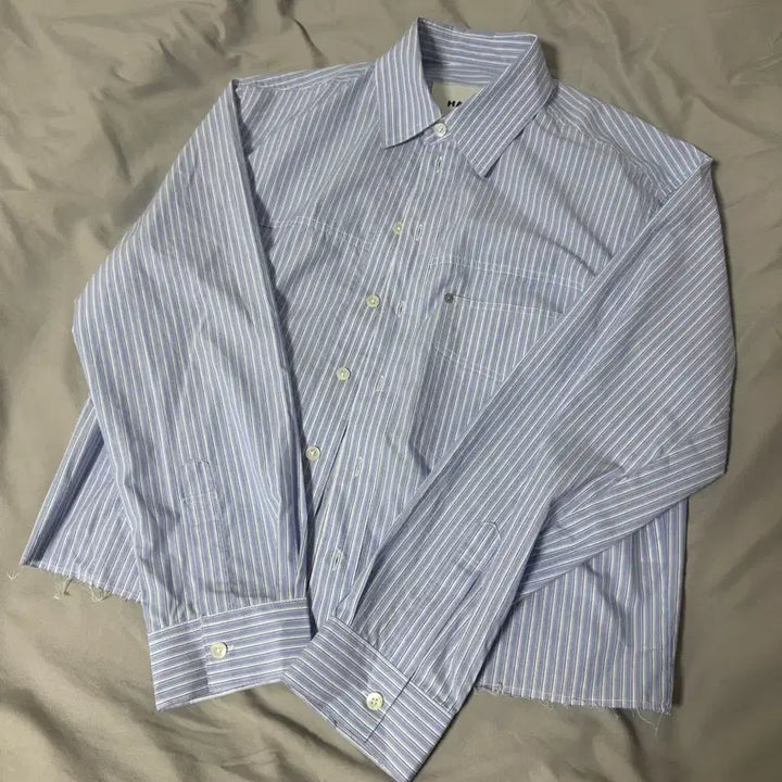 [SOLD OUT] 알렌느 컷 크롭 스트라이프 셔츠 블루 1사이즈