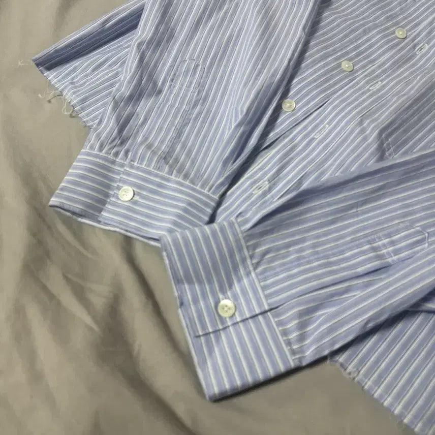 [SOLD OUT] 알렌느 컷 크롭 스트라이프 셔츠 블루 1사이즈