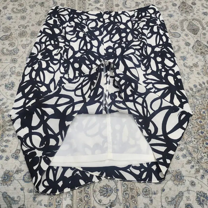 [BUNJANG] DKNY Linen Graphic Pattern A-Line Skirt Size 4 / DKNY 린넨 그래픽 패턴 A라인 스커트 4사이즈 (29-31)
