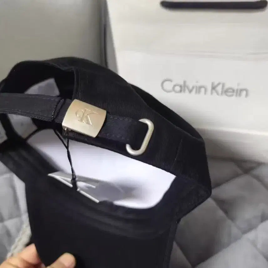 [BUNJANG] Calvin Klein Jeans CK Logo Embroidered Black Cap / [캘빈클라인진] CK 로고 자수 캡 블랙캡