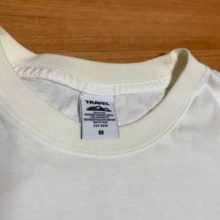 [BUNJANG] Travel Archive Logo T-shirt (M) Cream / 트래블(M)2023 아카이브 로고 반팔티 크림