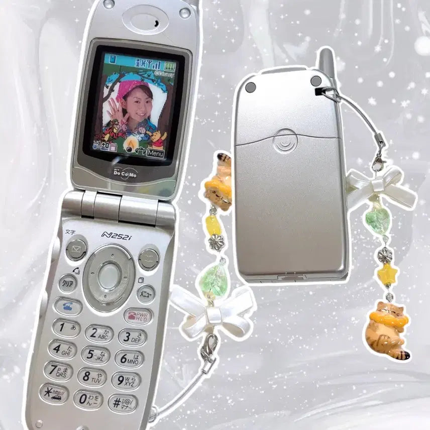 [BUNJANG] Docomo Winnie the Pooh Silver Mockup Phone / 도코모 곰돌이 푸우 화면 실버 목업폰 고전폰 폴더폰