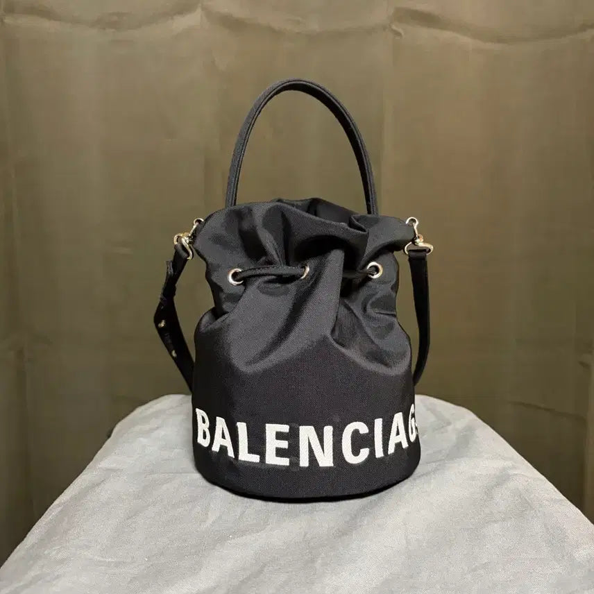 [BUNJANG] Balenciaga Drawstring Bucket Bag XS Black / 새상품) 발렌시아가 드로우스트링 버킷백 블랙