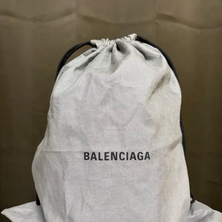[BUNJANG] Balenciaga Drawstring Bucket Bag XS Black / 새상품) 발렌시아가 드로우스트링 버킷백 블랙