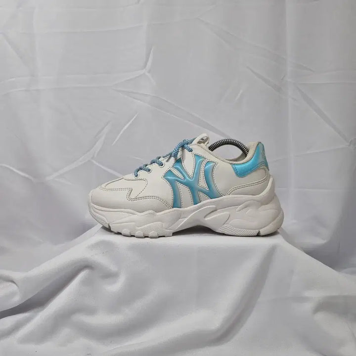 [BUNJANG] MLB Big Ball Chunky Window Hologram NY Sneakers / 빈티지하서 230 엠엘비 mlb 빅볼청키 윈도우 홀로그램 NY 스니커즈