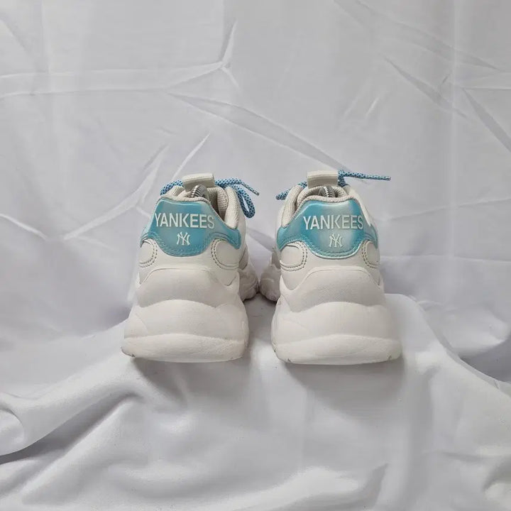 [BUNJANG] MLB Big Ball Chunky Window Hologram NY Sneakers / 빈티지하서 230 엠엘비 mlb 빅볼청키 윈도우 홀로그램 NY 스니커즈