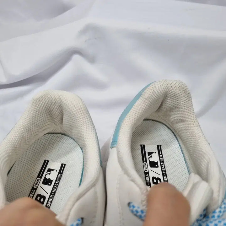 [BUNJANG] MLB Big Ball Chunky Window Hologram NY Sneakers / 빈티지하서 230 엠엘비 mlb 빅볼청키 윈도우 홀로그램 NY 스니커즈