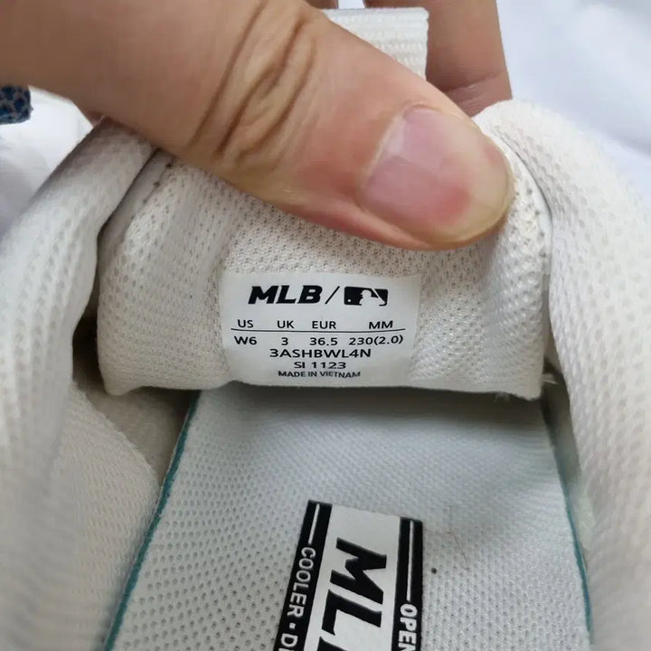 [BUNJANG] MLB Big Ball Chunky Window Hologram NY Sneakers / 빈티지하서 230 엠엘비 mlb 빅볼청키 윈도우 홀로그램 NY 스니커즈