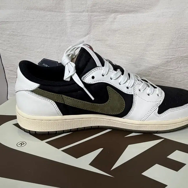 [SOLD OUT] 트래비스스캇 미디엄올리브 우먼스285