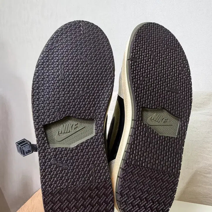 [SOLD OUT] 트래비스스캇 미디엄올리브 우먼스285