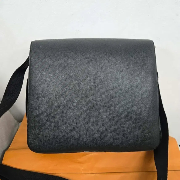 [SOLD OUT] [보증서 정품] 루이비통 타이거 디스트릭트 숄더백