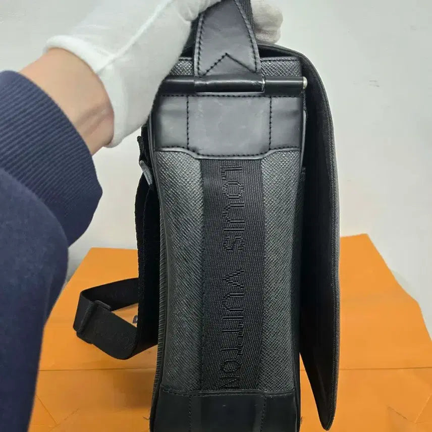 [SOLD OUT] [보증서 정품] 루이비통 타이거 디스트릭트 숄더백
