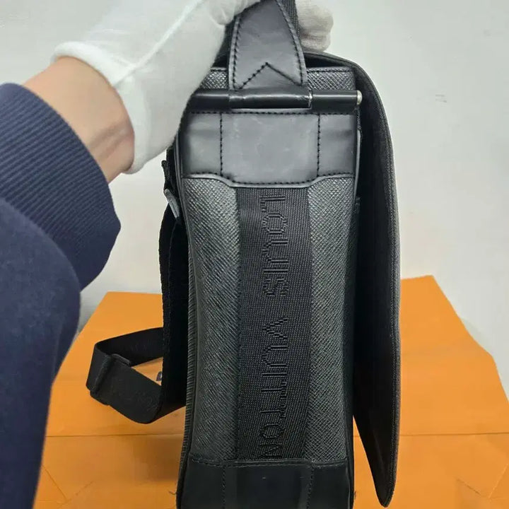 [SOLD OUT] [보증서 정품] 루이비통 타이거 디스트릭트 숄더백