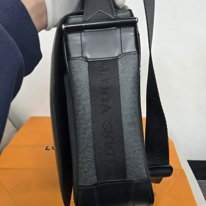 [SOLD OUT] [보증서 정품] 루이비통 타이거 디스트릭트 숄더백
