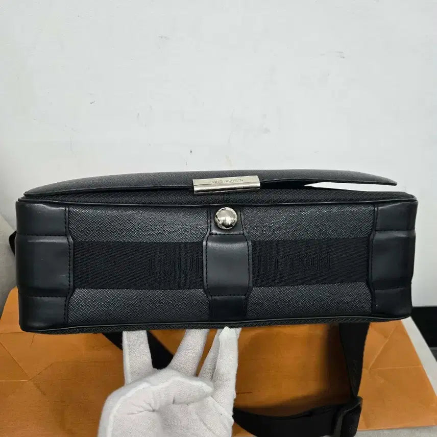 [SOLD OUT] [보증서 정품] 루이비통 타이거 디스트릭트 숄더백