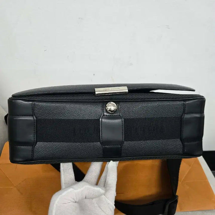 [SOLD OUT] [보증서 정품] 루이비통 타이거 디스트릭트 숄더백