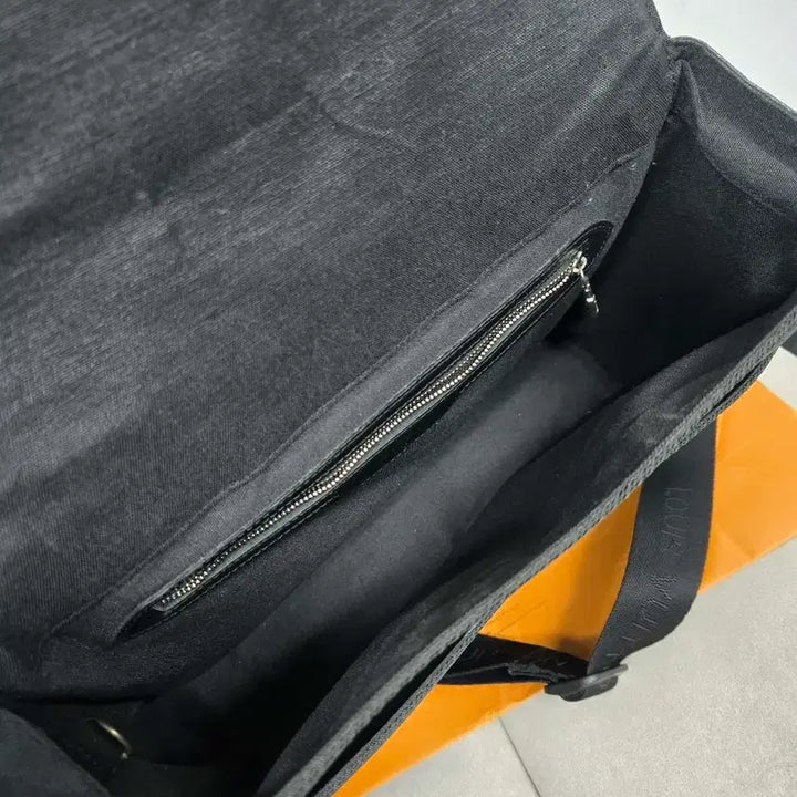 [SOLD OUT] [보증서 정품] 루이비통 타이거 디스트릭트 숄더백