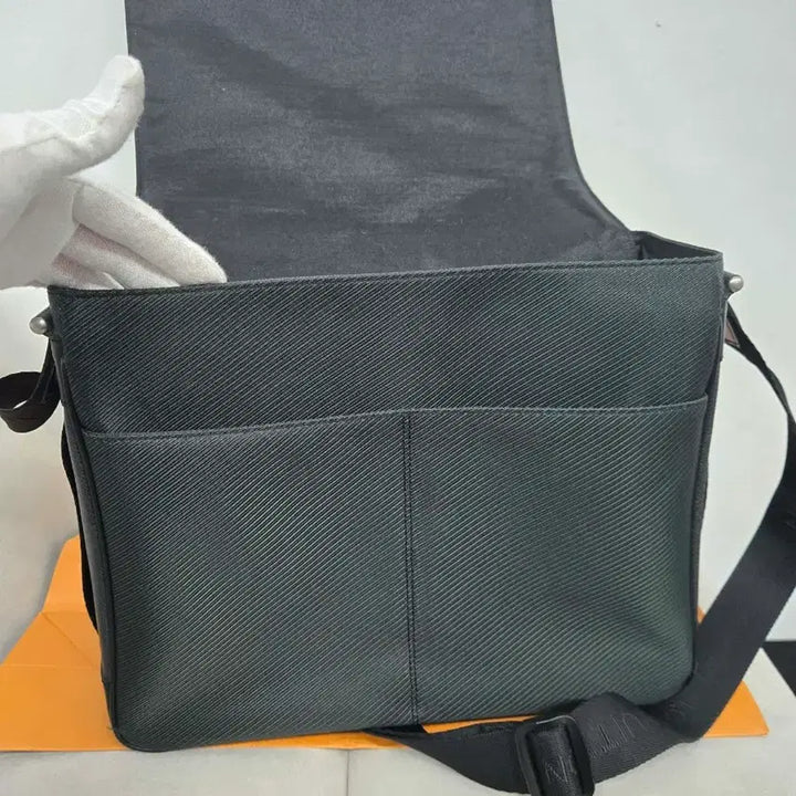 [SOLD OUT] [보증서 정품] 루이비통 타이거 디스트릭트 숄더백
