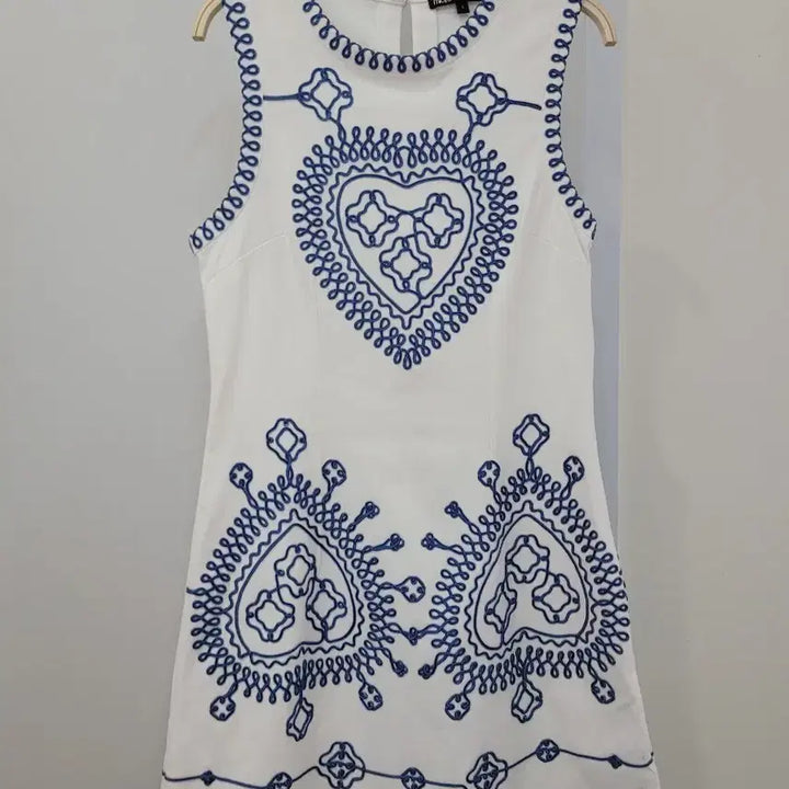 [SOLD OUT] 마쥬 화이트 자수 슬리브리스 미니 원피스 55사이즈
