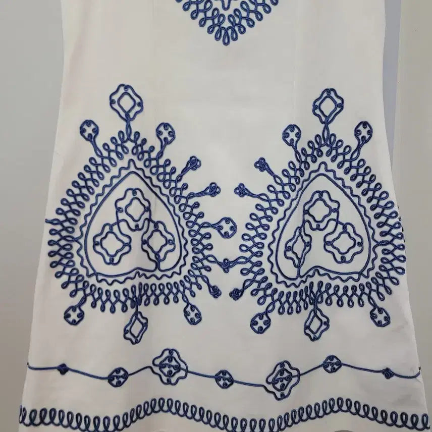 [SOLD OUT] 마쥬 화이트 자수 슬리브리스 미니 원피스 55사이즈