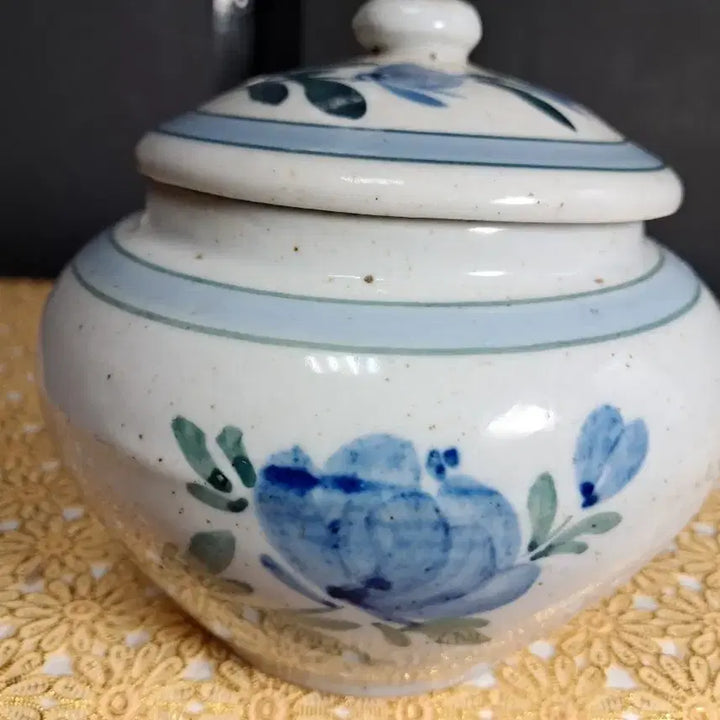 [BUNJANG] Celadon Porcelain Jar with Peony Motif / (골동품)모란문 청화백자 약호 단지(높이약12cm)