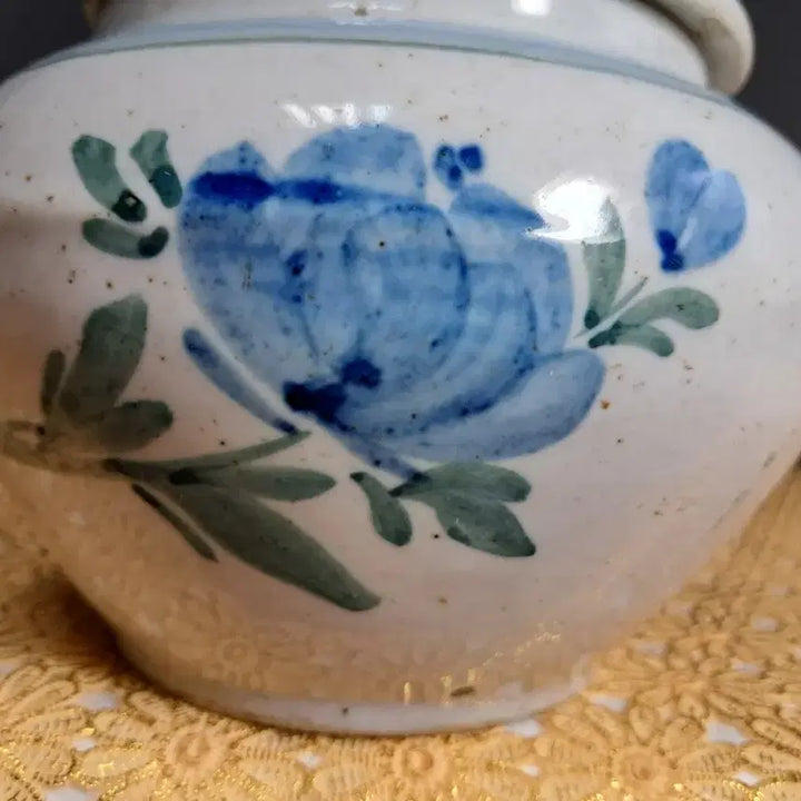 [BUNJANG] Celadon Porcelain Jar with Peony Motif / (골동품)모란문 청화백자 약호 단지(높이약12cm)