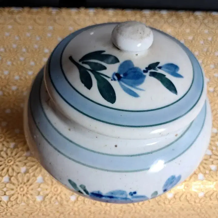 [BUNJANG] Celadon Porcelain Jar with Peony Motif / (골동품)모란문 청화백자 약호 단지(높이약12cm)