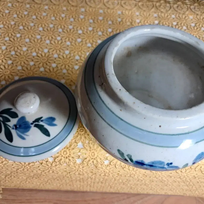 [BUNJANG] Celadon Porcelain Jar with Peony Motif / (골동품)모란문 청화백자 약호 단지(높이약12cm)