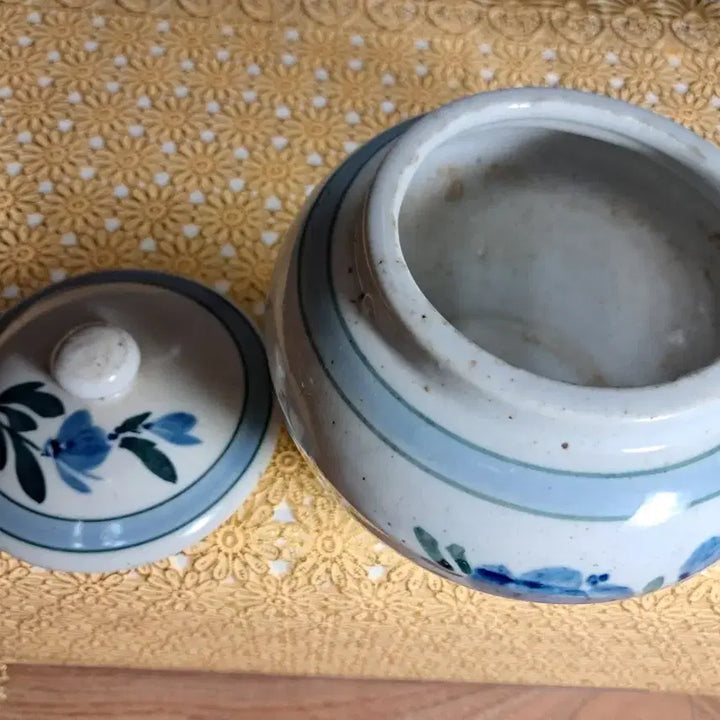 [BUNJANG] Celadon Porcelain Jar with Peony Motif / (골동품)모란문 청화백자 약호 단지(높이약12cm)
