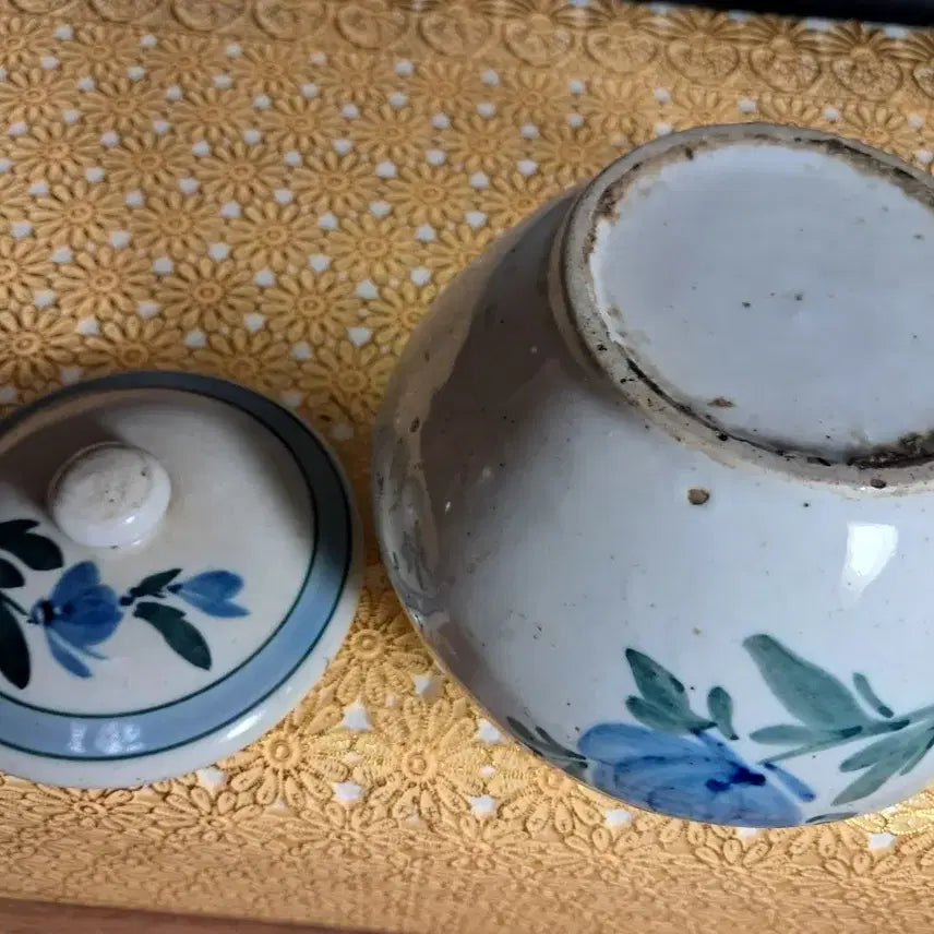 [BUNJANG] Celadon Porcelain Jar with Peony Motif / (골동품)모란문 청화백자 약호 단지(높이약12cm)