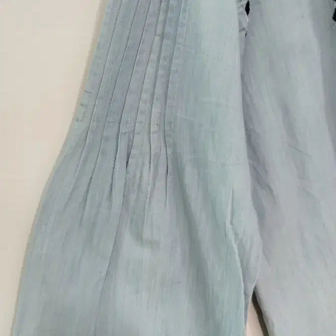 [SOLD OUT] 연청 얇은 원단 앞쥐 핀턱주름과 자수 나팔소매 귀여운 블라우스