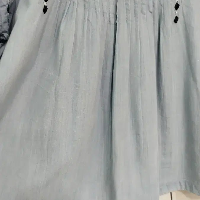 [SOLD OUT] 연청 얇은 원단 앞쥐 핀턱주름과 자수 나팔소매 귀여운 블라우스