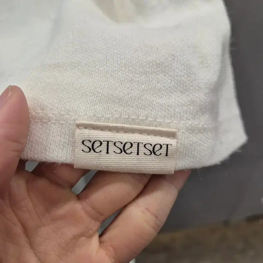 [BUNJANG] SETSETSET Ivory Sleeveless Top / SETSETSET 아이보리 슬리브리스 FREE