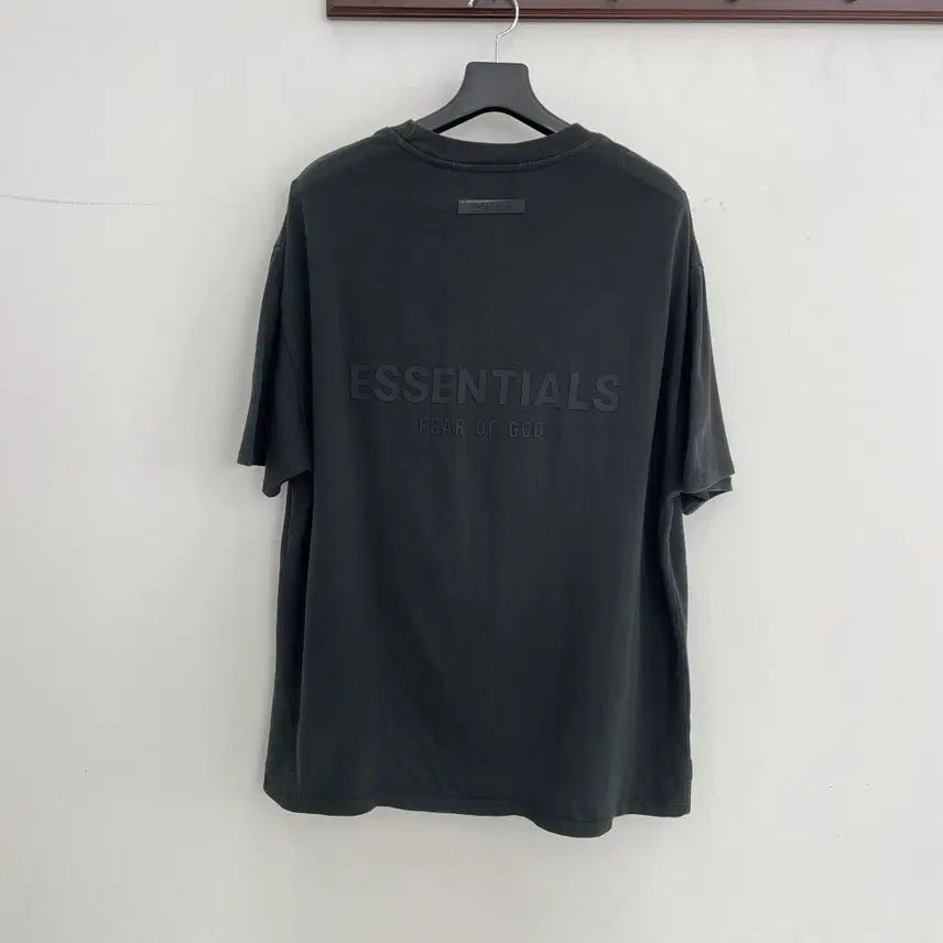 [BUNJANG] 피어오브갓 에센셜 공용 100-105 오버핏 블랙 로고 반팔 티셔츠 / 피어오브갓 에센셜 공용 100-105 오버핏 블랙 로고 반팔 티셔츠