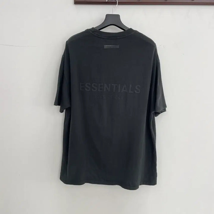 [BUNJANG] 피어오브갓 에센셜 공용 100-105 오버핏 블랙 로고 반팔 티셔츠 / 피어오브갓 에센셜 공용 100-105 오버핏 블랙 로고 반팔 티셔츠