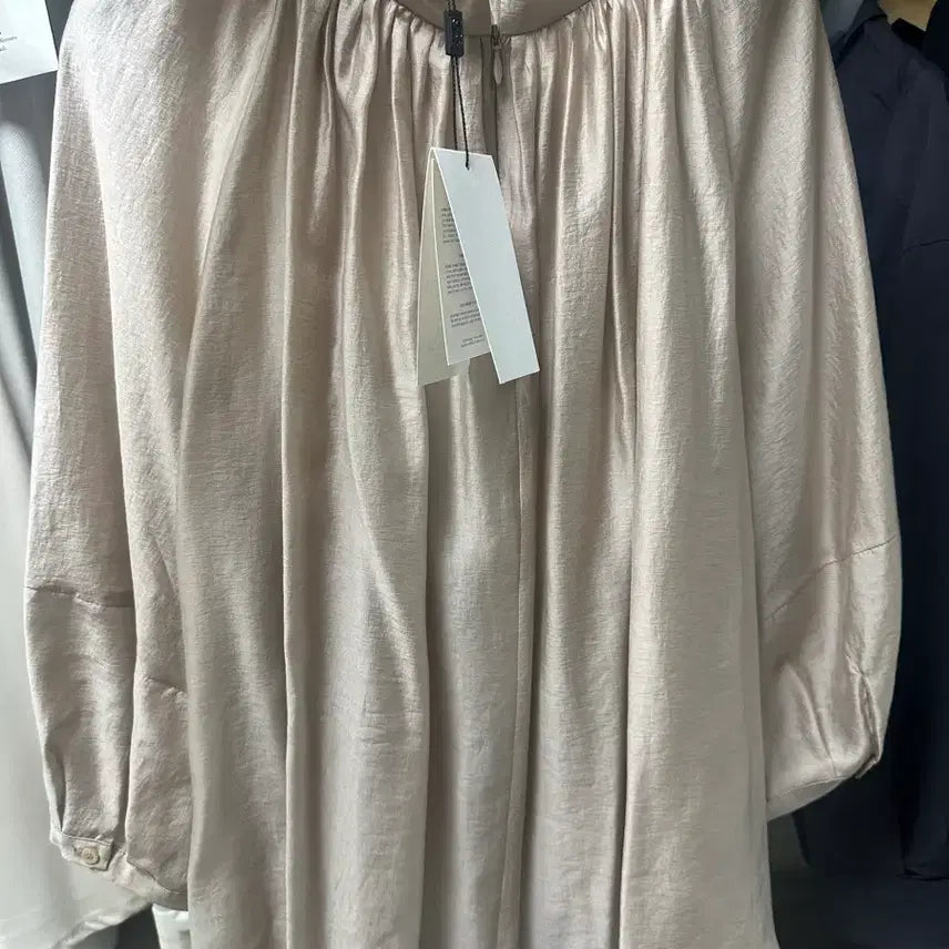 [BUNJANG] 킨더살몬 Gathered Neck Blouse Toast 킨더살몬 블라우 / 킨더살몬 Gathered Neck Blouse Toast 킨더살몬 블라우