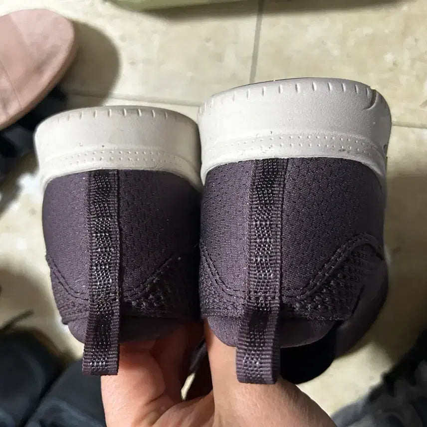 [SOLD OUT] 스케쳐스 아치핏 여성 슬립온 플럼 235