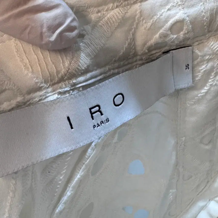 [BUNJANG] IRO PARIS (이로 파리) 레이스 슬리브리스 블라우스 A322 / IRO PARIS (이로 파리) 레이스 슬리브리스 블라우스 A322