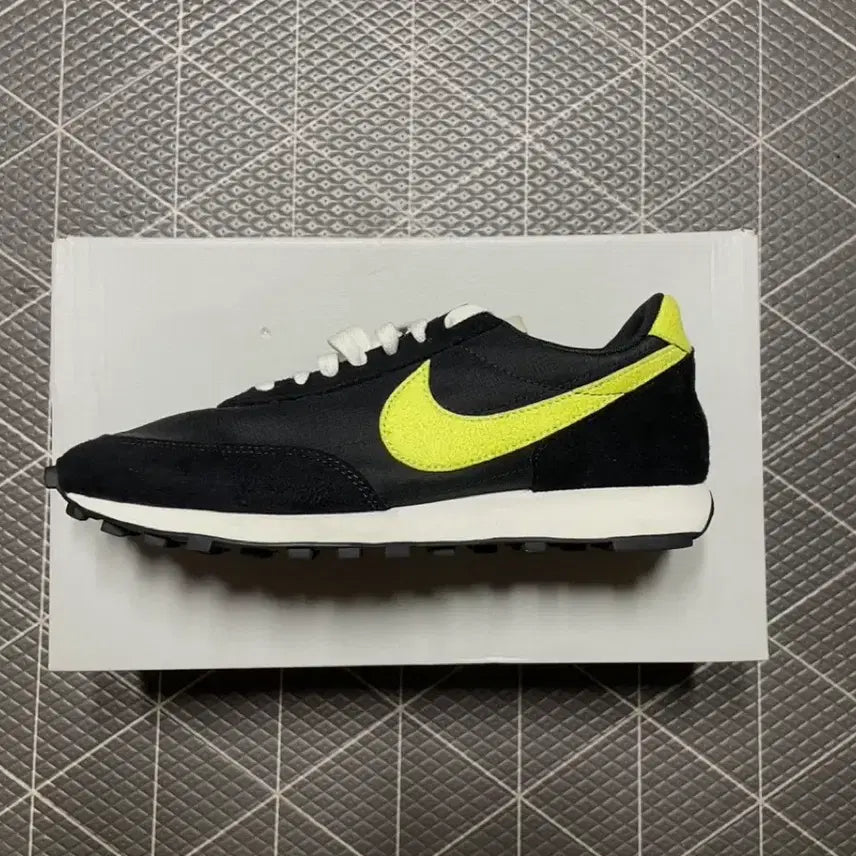 [BUNJANG] Nike Daybreak SP Black Limelight Sneakers (Used, Size 270) / [중고] 나이키 데이브레이크 SP 블랙 라임라이트 (박스X)