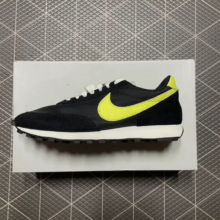 [BUNJANG] Nike Daybreak SP Black Limelight Sneakers (Used, Size 270) / [중고] 나이키 데이브레이크 SP 블랙 라임라이트 (박스X)