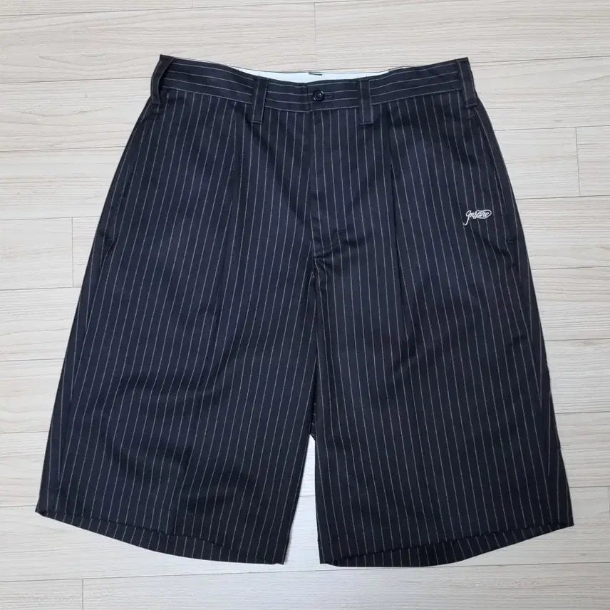 [BUNJANG] 인세인개러지 테일러드 핀 스트라이프 쇼츠 브라운 1size / 인세인개러지 테일러드 핀 스트라이프 쇼츠 브라운 1size