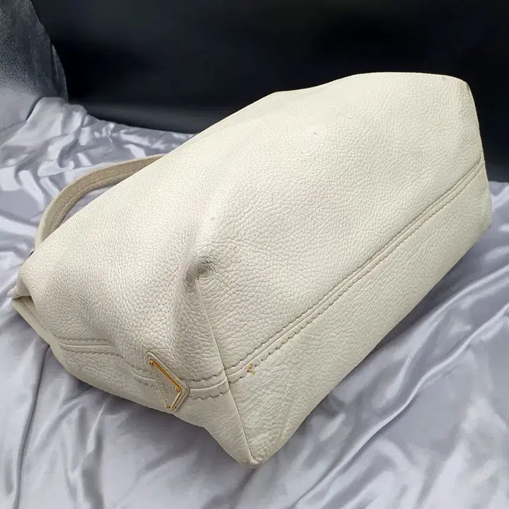 [BUNJANG] 프라다 화사한 가죽 빈티지 빅 숄더백 중고 가방 은피아노 / 프라다 화사한 가죽 빈티지 빅 숄더백 중고 가방 은피아노