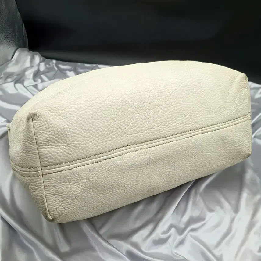 [BUNJANG] 프라다 화사한 가죽 빈티지 빅 숄더백 중고 가방 은피아노 / 프라다 화사한 가죽 빈티지 빅 숄더백 중고 가방 은피아노