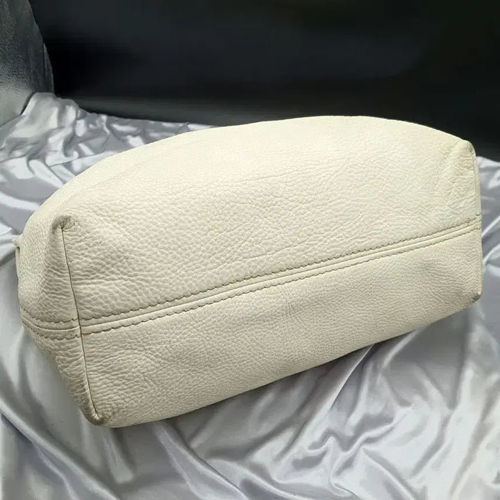 [BUNJANG] 프라다 화사한 가죽 빈티지 빅 숄더백 중고 가방 은피아노 / 프라다 화사한 가죽 빈티지 빅 숄더백 중고 가방 은피아노