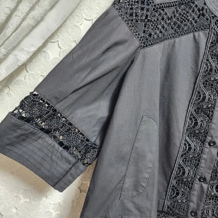 [SOLD OUT] 블랙 펀칭자수 셔츠 여성55~66