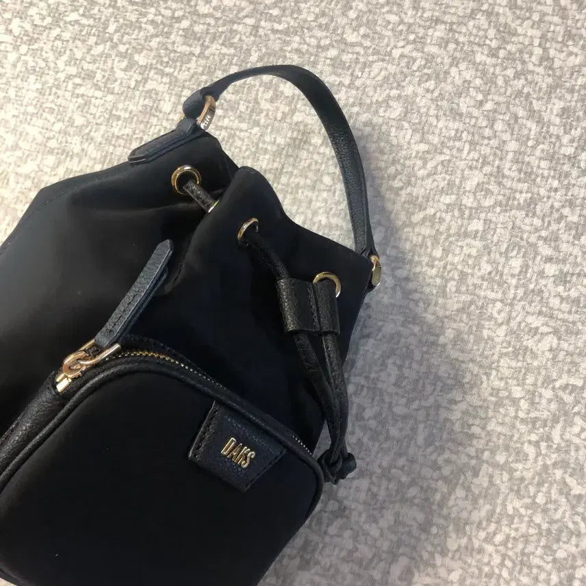 [SOLD OUT] 닥스 24년 소가죽 경량 버킷백 복조리백 프라다원단 나일론 토트백 미니백