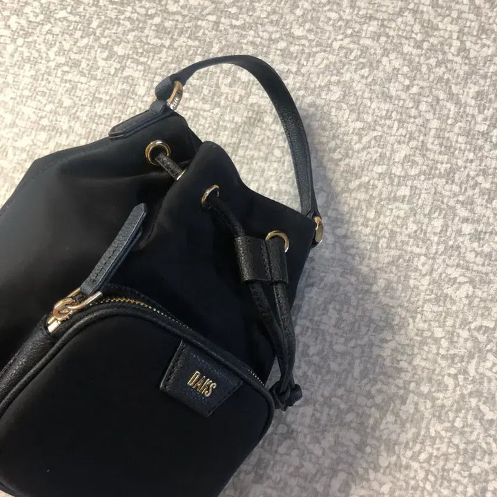 [SOLD OUT] 닥스 24년 소가죽 경량 버킷백 복조리백 프라다원단 나일론 토트백 미니백