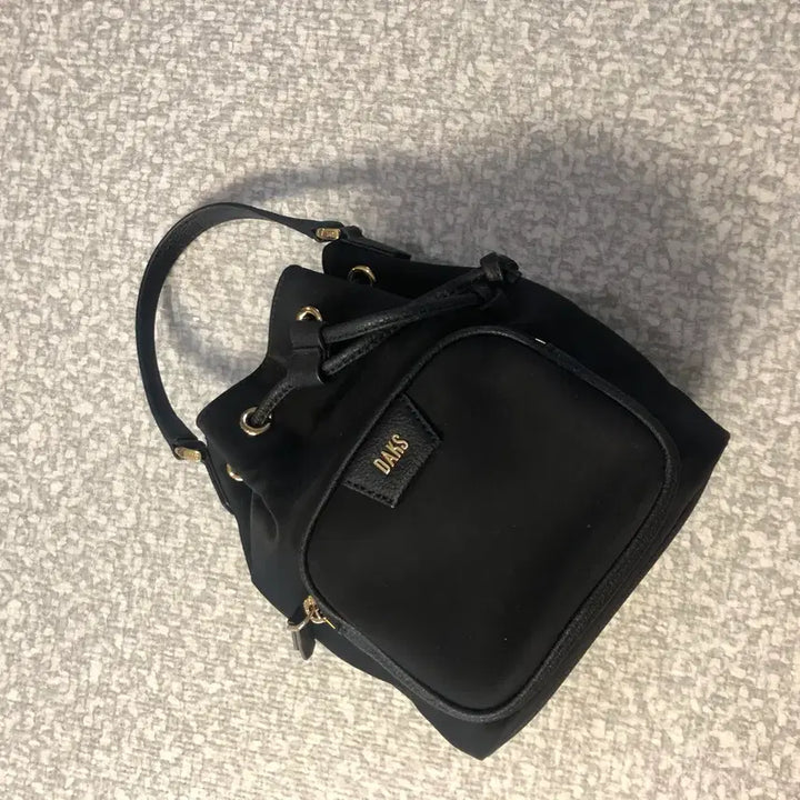 [SOLD OUT] 닥스 24년 소가죽 경량 버킷백 복조리백 프라다원단 나일론 토트백 미니백