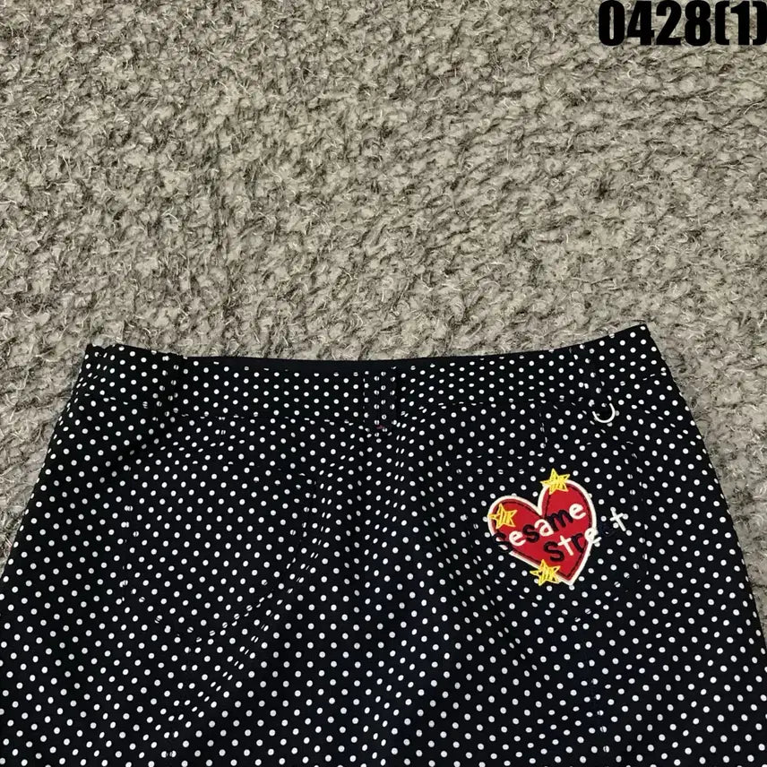 [BUNJANG] 세사미 스트리트 블랙 땡땡이 스커트 S 자수 포인트 / 세사미 스트리트 블랙 땡땡이 스커트 S 자수 포인트