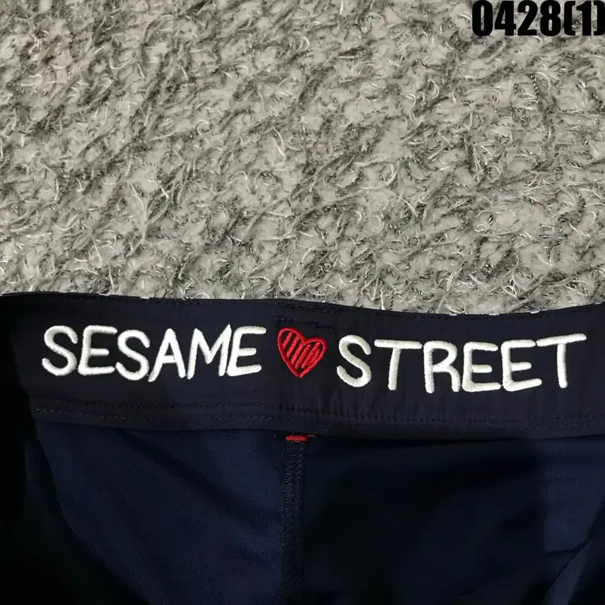 [BUNJANG] 세사미 스트리트 블랙 땡땡이 스커트 S 자수 포인트 / 세사미 스트리트 블랙 땡땡이 스커트 S 자수 포인트